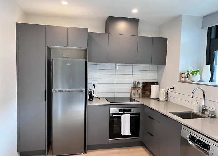 3 Bedroom Apartment In Newmarket
